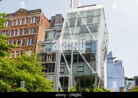 Edifici moderni adiacenti alla High Line nel quartiere di Chelsea, 2023, New York City, USA Foto Stock