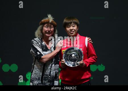 Durban, Sudafrica. 28th maggio, 2023. Wang Yidi (R) della Cina si aggiudica il trofeo Fair Play di Richard Bergmann alle finali dei Campionati del mondo di tennis da tavolo ITTF 2023 a Durban, Sudafrica, 28 maggio 2023. Credit: Wang Dongzhen/Xinhua/Alamy Live News Foto Stock