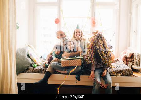 Famiglia felice godendo festa di compleanno a casa Foto Stock