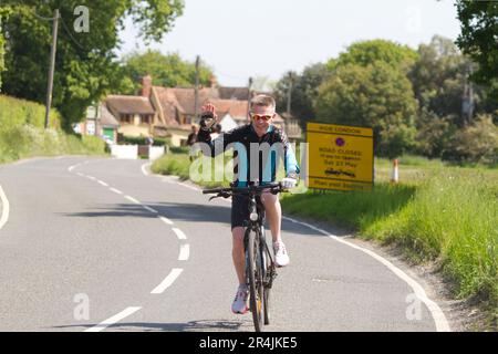 RideLondon Classique 2023 fase 2 passa attraverso il villaggio di Layer-de-la-Haye vicino a Colchester in Essex. Un ciclista sulla rotta di gara. Foto Stock