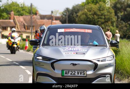 RideLondon Classique 2023 fase 2 passa attraverso il villaggio di Layer-de-la-Haye vicino a Colchester in Essex. Auto coordinatore sicurezza sul percorso Foto Stock