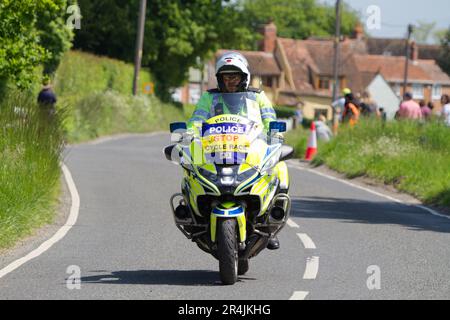 RideLondon Classique 2023 fase 2 passa attraverso il villaggio di Layer-de-la-Haye vicino a Colchester in Essex. Poliziotto in moto sul percorso Foto Stock