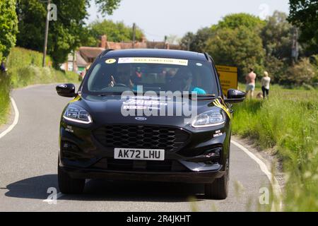 RideLondon Classique 2023 fase 2 passa attraverso il villaggio di Layer-de-la-Haye vicino a Colchester in Essex. Auto del direttore di gara sul percorso Foto Stock