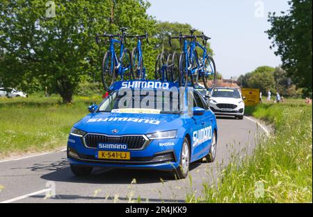 RideLondon Classique 2023 fase 2 passa attraverso il villaggio di Layer-de-la-Haye vicino a Colchester in Essex. Shimano auto con biciclette in cima Foto Stock