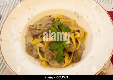 Tagliatelle con funghi porcini e salsa al tartufo Foto Stock