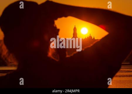 Fotografo scattando una foto di un incredibile tramonto a Kyiv. Ucraina con la silhouette del monastero di Lavra contro il sole tramontante Foto Stock