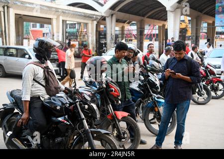 I motociclisti in rimessa aspettano i passeggeri a Dhaka. In Bangladesh la disoccupazione cresce giorno per giorno. Il numero di disoccupati nel paese è aumentato di 2,7 lakh nel primo trimestre dell'anno in corso. Il numero complessivo di disoccupati è stato di 25,9 lakh nel periodo gennaio-marzo, secondo i primi dati trimestrali pubblicati dal Bangladesh Bureau of Statistics nella capitale. Il numero di disoccupati è stato di 23,20 lakh fino a dicembre 2022, secondo i risultati chiave del BBS forza lavoro sondaggio 2022 rilasciato nel mese di aprile. (Foto di Piyas Biswas/SOPA Images/Sipa Foto Stock