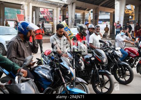 I motociclisti in rimessa aspettano i passeggeri a Dhaka. In Bangladesh la disoccupazione cresce giorno per giorno. Il numero di disoccupati nel paese è aumentato di 2,7 lakh nel primo trimestre dell'anno in corso. Il numero complessivo di disoccupati è stato di 25,9 lakh nel periodo gennaio-marzo, secondo i primi dati trimestrali pubblicati dal Bangladesh Bureau of Statistics nella capitale. Il numero di disoccupati è stato di 23,20 lakh fino a dicembre 2022, secondo i risultati chiave del BBS forza lavoro sondaggio 2022 rilasciato nel mese di aprile. (Foto di Piyas Biswas/SOPA Images/Sipa Foto Stock