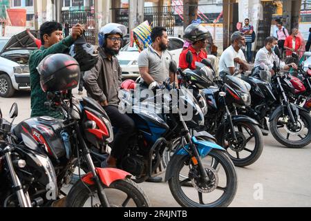 I motociclisti in rimessa aspettano i passeggeri a Dhaka. In Bangladesh la disoccupazione cresce giorno per giorno. Il numero di disoccupati nel paese è aumentato di 2,7 lakh nel primo trimestre dell'anno in corso. Il numero complessivo di disoccupati è stato di 25,9 lakh nel periodo gennaio-marzo, secondo i primi dati trimestrali pubblicati dal Bangladesh Bureau of Statistics nella capitale. Il numero di disoccupati è stato di 23,20 lakh fino a dicembre 2022, secondo i risultati chiave del BBS forza lavoro sondaggio 2022 rilasciato nel mese di aprile. (Foto di Piyas Biswas/SOPA Images/Sipa Foto Stock