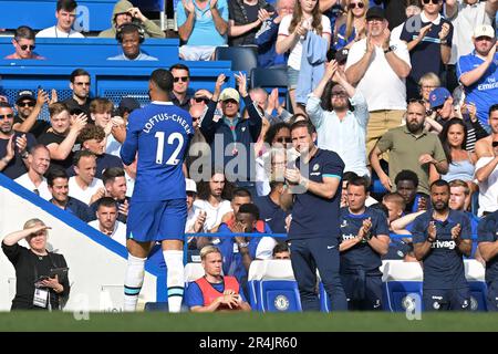 Londra, Regno Unito. 28th maggio, 2023. Ruben Loftus-guancia di Chelsea lascia il campo ed è applaudito da Frank Lampard Caretaker Manager del Chelsea FC durante la partita Chelsea vs Newcastle United Premier League allo Stamford Bridge London Credit: MARTIN DALTON/Alamy Live News Foto Stock