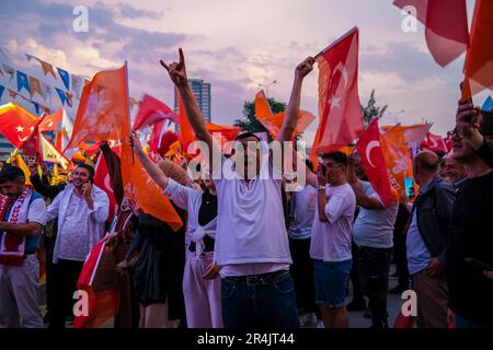 Smirne, Turchia. 28th maggio, 2023. Un uomo festeggia con entusiasmo. Dopo la vittoria elettorale di Recep Tayyip Erdogan, i sostenitori hanno iniziato a festeggiare. Credit: SOPA Images Limited/Alamy Live News Foto Stock