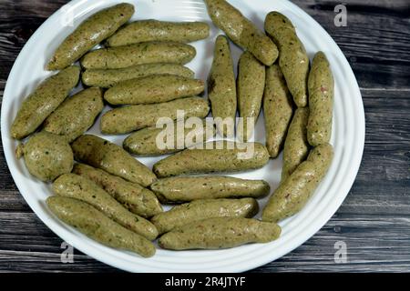 Riso kofta, un piatto delizioso e popolare in Egitto, fatto con una bella miscela di carne tritata, coriandolo, riso schiacciato, prezzemolo, aneto e fritto in profondità Foto Stock