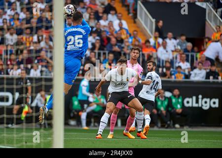Giorgi Mamardashvili di Valencia CF, Jose Gaya di Valencia CF, Gabriel Paulista di Valencia CF visto in azione durante la Liga Santander Regular Sea Foto Stock