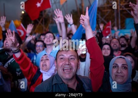 Istanbul, Turchia. 28th maggio, 2023. I sostenitori del partito AK si sono riuniti davanti alla sede provinciale del partito AK di Istanbul e hanno cantato slogan a favore del presidente Erdogan. Erdogan in Turchia vince la rielezione dopo il ballottaggio presidenziale. Credit: ZUMA Press, Inc./Alamy Live News Foto Stock