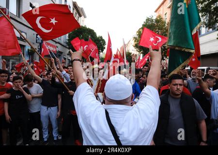 Bruxelles, Belgio. 28th maggio, 2023. I sostenitori del presidente turco Erdogan festeggiano dopo i risultati delle elezioni di runoff a Bruxelles, in Belgio, il 28 maggio 2023. Credit: ALEXANDROS MICHAILIDIS/Alamy Live News Foto Stock