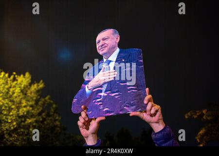 Istanbul, Turchia. 28th maggio, 2023. I sostenitori del partito AK si sono riuniti davanti alla sede provinciale del partito AK di Istanbul e hanno cantato slogan a favore del presidente Erdogan. Erdogan in Turchia vince la rielezione dopo il ballottaggio presidenziale. Credit: ZUMA Press, Inc./Alamy Live News Foto Stock