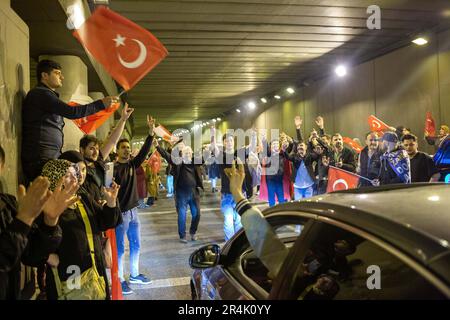 Istanbul, Turchia. 28th maggio, 2023. I sostenitori del partito AK si sono riuniti davanti alla sede provinciale del partito AK di Istanbul e hanno cantato slogan a favore del presidente Erdogan. Erdogan in Turchia vince la rielezione dopo il ballottaggio presidenziale. Credit: ZUMA Press, Inc./Alamy Live News Foto Stock