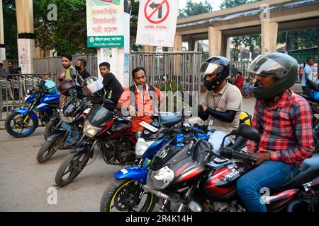 I motociclisti in rimessa aspettano i passeggeri a Dhaka. In Bangladesh la disoccupazione cresce giorno per giorno. Il numero di disoccupati nel paese è aumentato di 2,7 lakh nel primo trimestre dell'anno in corso. Il numero complessivo di disoccupati è stato di 25,9 lakh nel periodo gennaio-marzo, secondo i primi dati trimestrali pubblicati dal Bangladesh Bureau of Statistics nella capitale. Il numero di disoccupati è stato di 23,20 lakh fino a dicembre 2022, secondo i risultati chiave del BBS forza lavoro sondaggio 2022 rilasciato nel mese di aprile. (Foto di Piyas Biswas/SOPA Images/Sipa Foto Stock