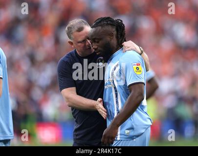 Londra, Regno Unito. 27th maggio, 2023. Mark Robins (Coventry City manager) console Fankaty Dabo (CC) al Campionato EFL Play-off finale Coventry City contro Luton Town match al Wembley Stadium, Londra, Regno Unito il 26th maggio 2023. Credit: Paul Marriott/Alamy Live News Foto Stock