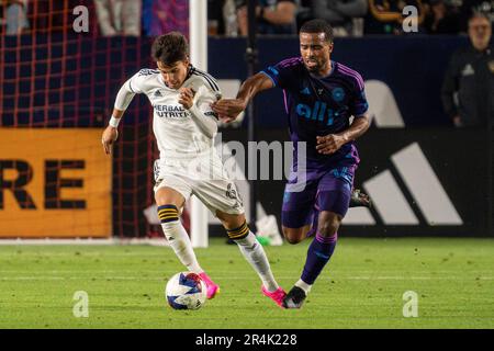 Il centrocampista Riqui Puig di Los Angeles Galaxy (6) è difeso dal difensore del Charlotte FC Nathan Byrne (14) durante una partita MLS, sabato 27 maggio 2023, al Foto Stock