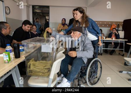 Istanbul, Istanbul, Turchia. 28th maggio, 2023. I membri del pubblico hanno espresso il loro voto in una scuola nel distretto di Uskudar durante il ballottaggio delle elezioni presidenziali turche il 28 maggio 2023 a Istanbul, Turchia. Credit: ZUMA Press, Inc./Alamy Live News Foto Stock