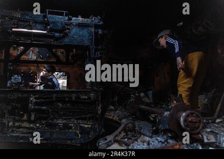 Kiev, Ucraina. 28th maggio, 2023. I ragazzi esplorano all'interno di un carro armato russo distrutto in Piazza San MichaelÃs a Kyiv, Ucraina il 28 maggio 2023. Domenica segnato giorno di Kyiv. All'inizio della mattinata il russo lanciò un attacco a Kyiv. Le forze ucraine hanno abbattuto 52 dei 54 droni. Una persona è stata uccisa nell'attacco. (Credit Image: © Daniel Carde/ZUMA Press Wire) SOLO PER USO EDITORIALE! Non per USO commerciale! Foto Stock