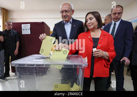 Ankara, Turchia. 28th maggio, 2023. Il candidato presidenziale del Partito popolare Repubblicano Kemal Kilicdaroglu, e sua moglie Selvi (Sevim) hanno espresso i loro voti in un seggio durante il secondo turno delle elezioni presidenziali del 28 maggio 2023 ad Ankara, in Turchia. Foto di Partito popolare Repubblicano/Alp Eren Kaya/ Credit: UPI/Alamy Live News Foto Stock