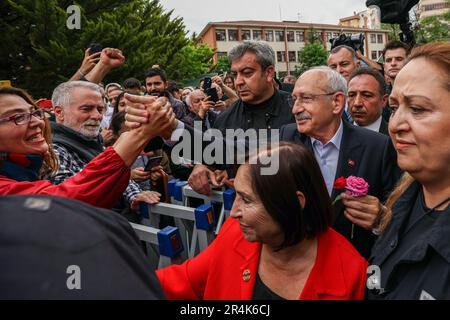 Ankara, Turchia. 28th maggio, 2023. Il candidato presidenziale del Partito popolare Repubblicano Kemal Kilicdaroglu, viene accolto dai sostenitori dopo aver ottenuto il voto in un seggio durante il secondo turno delle elezioni presidenziali del 28 maggio 2023 ad Ankara, in Turchia. Foto di Partito popolare Repubblicano/Alp Eren Kaya/ Credit: UPI/Alamy Live News Foto Stock