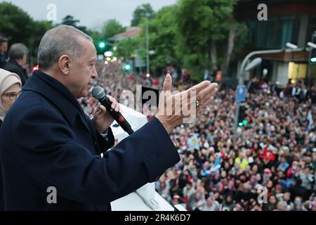 Istanbul, Turchia. 28th maggio, 2023. Il presidente turco Recep Tayyip Erdogan si rivolge ai suoi sostenitori raccolti fuori dalla sua residenza nel quartiere di Kisikli mentre dirige le elezioni presidenziali di runoff a Istanbul, in Turchia, il 28 maggio 2023. Foto del Presidente Turco Ufficio Stampa/ Credit: UPI/Alamy Live News Foto Stock