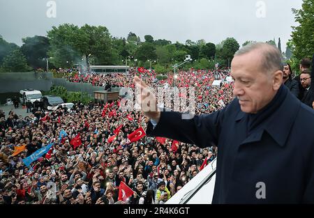 Istanbul, Turchia. 28th maggio, 2023. Il presidente turco Recep Tayyip Erdogan si rivolge ai suoi sostenitori raccolti fuori dalla sua residenza nel quartiere di Kisikli mentre dirige le elezioni presidenziali di runoff a Istanbul, in Turchia, il 28 maggio 2023. Foto del Presidente Turco Ufficio Stampa/ Credit: UPI/Alamy Live News Foto Stock