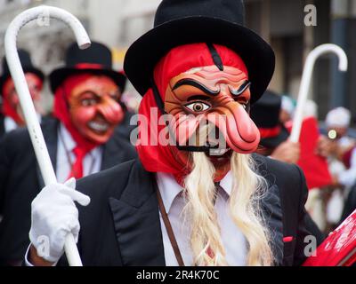 Lima, Perù. 28th maggio, 2023. Gruppo di uomini con maschere noses enormi che si esibiscono quando ballerini popolari indigeni peruviani e devoti andini che indossano costumi tradizionali sono scesi per le strade del centro di Lima di nuovo per celebrare il giorno di Pentecoste. La Pentecoste è la festa cristiana del cinquantesimo giorno del tempo pasquale che pone il solenne culmine della Pasqua stessa. Credit: Agenzia Stampa Fotoholica/Alamy Live News Foto Stock