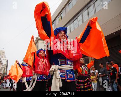 Lima, Perù. 28th maggio, 2023. Gli uomini di Cuzco in costumi tradizionali ballano per le strade quando i ballerini popolari indigeni peruviani e i devoti andini indossavano costumi tradizionali scesero di nuovo per le strade del centro di Lima per celebrare il giorno della Pentecoste. La Pentecoste è la festa cristiana del cinquantesimo giorno del tempo pasquale che pone il solenne culmine della Pasqua stessa. Credit: Agenzia Stampa Fotoholica/Alamy Live News Foto Stock