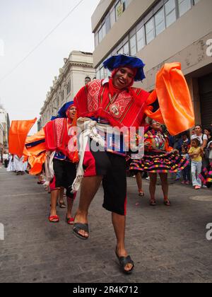 Lima, Perù. 28th maggio, 2023. Gli uomini di Cuzco in costumi tradizionali ballano per le strade quando i ballerini popolari indigeni peruviani e i devoti andini indossavano costumi tradizionali scesero di nuovo per le strade del centro di Lima per celebrare il giorno della Pentecoste. La Pentecoste è la festa cristiana del cinquantesimo giorno del tempo pasquale che pone il solenne culmine della Pasqua stessa. Credit: Agenzia Stampa Fotoholica/Alamy Live News Foto Stock