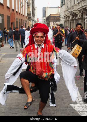 Lima, Perù. 28th maggio, 2023. Gli uomini di Cuzco in costumi tradizionali ballano per le strade quando i ballerini popolari indigeni peruviani e i devoti andini indossavano costumi tradizionali scesero di nuovo per le strade del centro di Lima per celebrare il giorno della Pentecoste. La Pentecoste è la festa cristiana del cinquantesimo giorno del tempo pasquale che pone il solenne culmine della Pasqua stessa. Credit: Agenzia Stampa Fotoholica/Alamy Live News Foto Stock