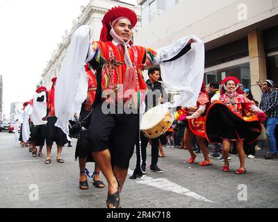 Lima, Perù. 28th maggio, 2023. Gli uomini di Cuzco in costumi tradizionali ballano per le strade quando i ballerini popolari indigeni peruviani e i devoti andini indossavano costumi tradizionali scesero di nuovo per le strade del centro di Lima per celebrare il giorno della Pentecoste. La Pentecoste è la festa cristiana del cinquantesimo giorno del tempo pasquale che pone il solenne culmine della Pasqua stessa. Credit: Agenzia Stampa Fotoholica/Alamy Live News Foto Stock