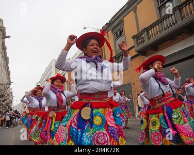 Lima, Perù. 28th maggio, 2023. Donne in costumi tradizionali che ballano per le strade quando ballerini popolari indigeni peruviani e devoti andini che indossavano costumi tradizionali portarono di nuovo nelle strade del centro di Lima per celebrare il giorno della Pentecoste. La Pentecoste è la festa cristiana del cinquantesimo giorno del tempo pasquale che pone il solenne culmine della Pasqua stessa. Credit: Agenzia Stampa Fotoholica/Alamy Live News Foto Stock