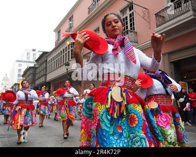 Lima, Perù. 28th maggio, 2023. Donne in costumi tradizionali che ballano per le strade quando ballerini popolari indigeni peruviani e devoti andini che indossavano costumi tradizionali portarono di nuovo nelle strade del centro di Lima per celebrare il giorno della Pentecoste. La Pentecoste è la festa cristiana del cinquantesimo giorno del tempo pasquale che pone il solenne culmine della Pasqua stessa. Credit: Agenzia Stampa Fotoholica/Alamy Live News Foto Stock