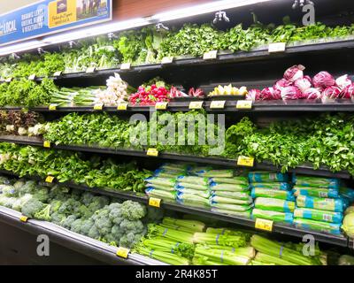 Prodotti freschi in esposizione per la vendita in Supermarket Foto Stock