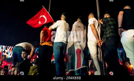 Smirne, Turchia. 28th maggio, 2023. Festa elettorale dei sostenitori del partito AK di fronte alla presidenza provinciale di Izmir del partito AK. Il presidente Recep Tayyip Erdogan ha vinto le elezioni presidenziali della Turchia per altri cinque anni, sconfiggendo il leader dell'opposizione Kemal Kilicdaroglu. Con il 99,43% dei voti contati, i risultati ufficiali preliminari annunciati dal Consiglio Supremo delle elezioni della Turchia di domenica hanno mostrato che Erdogan ha vinto con il 52,14% dei voti. Kilicdaroglu ha ricevuto il 47,86%. Credit: İdil Toffolo/Alamy Live News Foto Stock