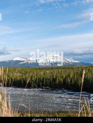 Vista sulle montagne in primavera con montagne innevate nel territorio dello Yukon, lungo l'autostrada dell'Alaska, vicino alla British Columbia. Orizzontale, sfondo. Foto Stock