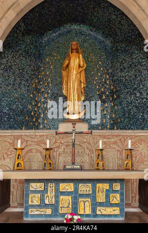 Santuario principale, altare, Frati, Monastero Carmelitano, Aylesford, Kent Foto Stock