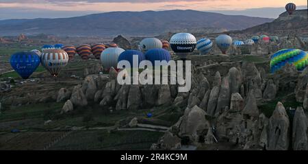 Mongolfiere che si alzano all'inizio di un volo all'alba, vicino al Museo all'aperto Zelve, Cappadocia, Turchia Foto Stock