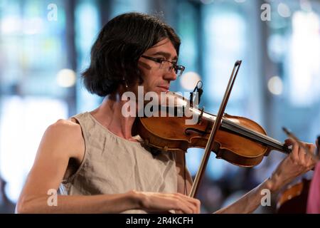 Seattle, Washington, Stati Uniti. 28th maggio, 2023. Cedar Stanistreet suona il fiddle con Nimbus che conduce una danza contra al Fisher Pavilion durante il Northwest Folklife Festival. La celebrazione, alimentata dalla comunità, della musica, delle arti e del patrimonio del Pacifico nord-occidentale si svolge ogni anno nel corso del Memorial Day. Credit: Paul Christian Gordon/Alamy Live News Foto Stock