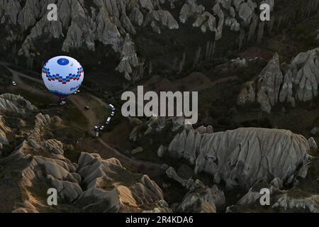 Vista aerea delle mongolfiere che si alzano all'inizio di un volo all'alba, vicino al Museo all'aperto Zelve, Cappadocia, Turchia Foto Stock