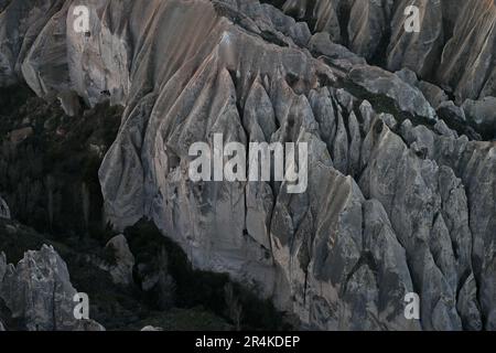 Grotte case scavate in formazioni geologiche scolpite dal vento e dall'acqua, Capadoccia, Turchia. Foto Stock