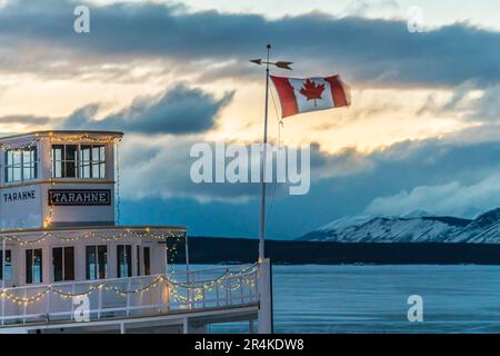 MV Tarahne situato ad Atlin, British Columbia, Canada durante la stagione invernale al tramonto. Foto Stock