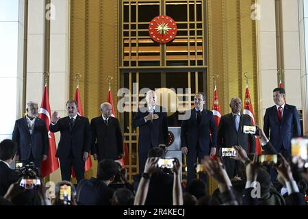 Ankara, Turchia. 28th maggio, 2023. Il rieletto presidente Recep Tayyip Erdo?an ha preso il posto con i membri dell'Alleanza popolare, davanti ai sostenitori del palazzo presidenziale dopo aver vinto la rielezione in un ballottaggio ad Ankara, in Turchia, domenica 28 maggio 2023. Il presidente in carica della Turchia Recep Tayyip Erdogan ha dichiarato vincitore dal Consiglio Supremo delle elezioni nelle elezioni di runoff del suo paese, estendendo il suo governo in un terzo decennio nel complesso presidenziale. Foto del Presidente Turco Ufficio Stampa/ Credit: UPI/Alamy Live News Foto Stock