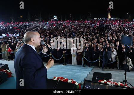 Ankara, Turchia. 28th maggio, 2023. Il rieletto presidente Recep Tayyip Erdo?an (C) ha preso la scena, davanti ai sostenitori del palazzo presidenziale dopo aver vinto la rielezione in un ballottaggio ad Ankara, in Turchia, domenica 28 maggio 2023. Il presidente in carica della Turchia Recep Tayyip Erdogan ha dichiarato vincitore dal Consiglio Supremo delle elezioni nelle elezioni di runoff del suo paese, estendendo il suo governo in un terzo decennio nel complesso presidenziale. Foto del Presidente Turco Ufficio Stampa/ Credit: UPI/Alamy Live News Foto Stock