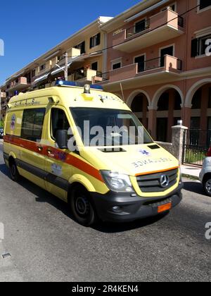 Ambulanza in corsa attraverso Corfù città per assistere e emergenza Foto Stock