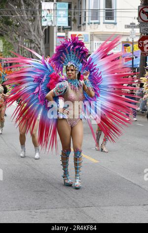 San Francisco, California, Stati Uniti. 28th maggio, 2023. Gli straordinari artisti adornati in stravaganti costumi portano per le strade di San Francisco per il Carnevale, una celebrazione annuale di unità e diversità. Credit: Tim Fleming/Alamy Live News Foto Stock